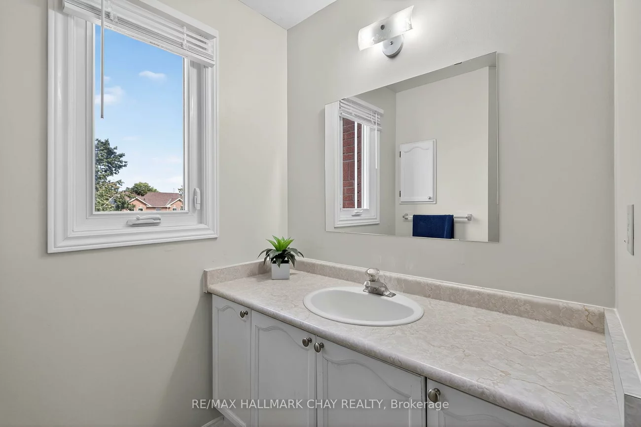 49, Mcdougall, West Bayfield, Barrie