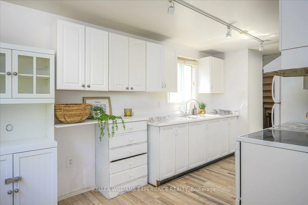 49, Laurie, Wellington, Barrie