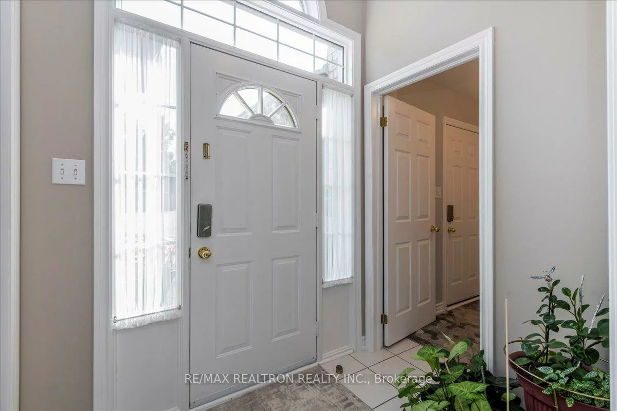 44, Columbia, Holly, Barrie