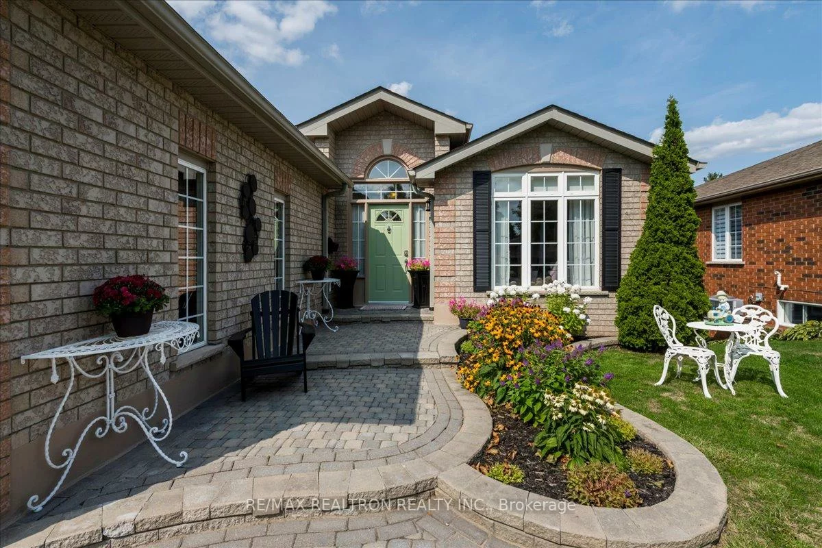 44, Columbia, Holly, Barrie