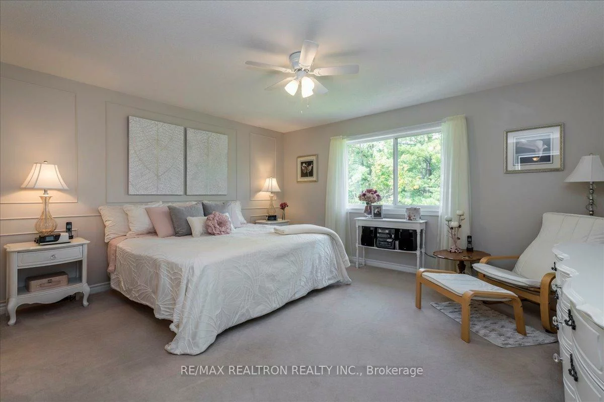 44, Columbia, Holly, Barrie