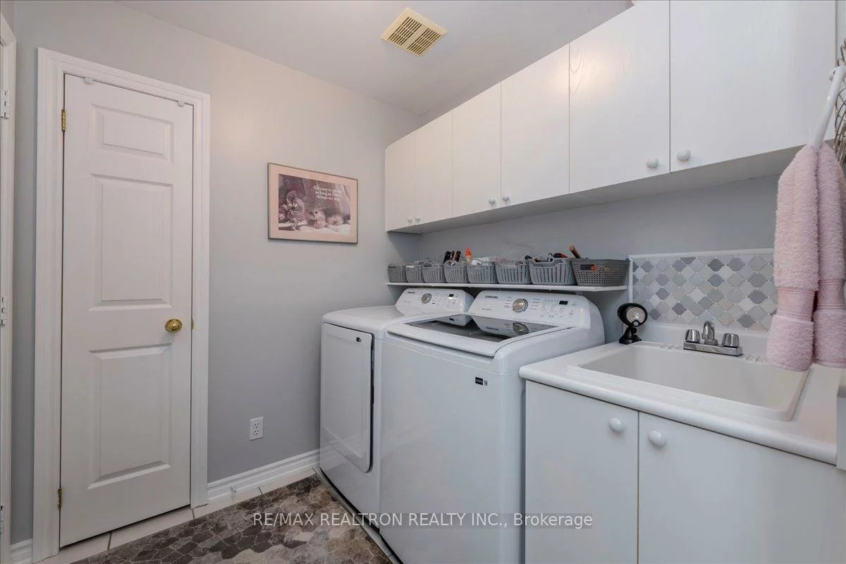 44, Columbia, Holly, Barrie