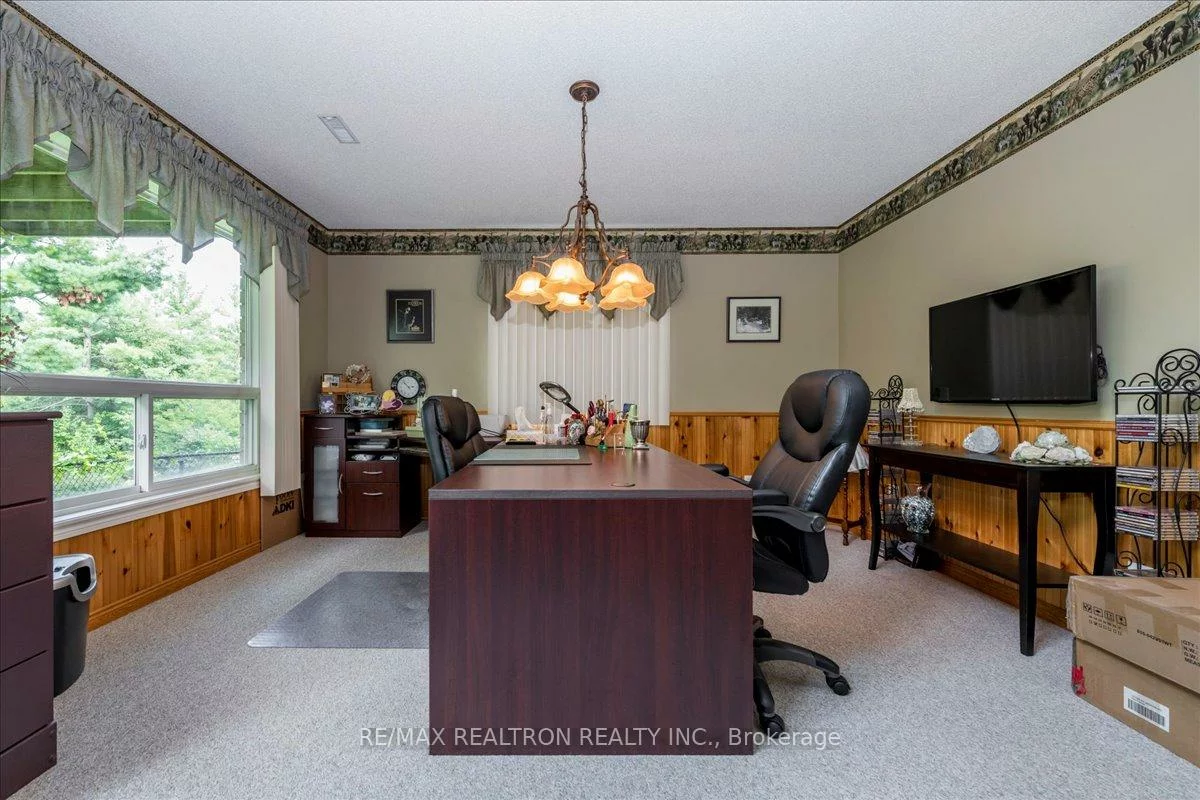 44, Columbia, Holly, Barrie