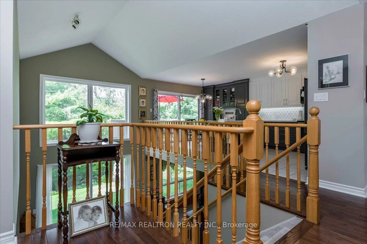44, Columbia, Holly, Barrie