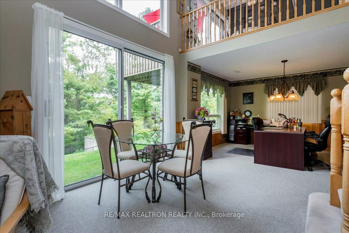44, Columbia, Holly, Barrie