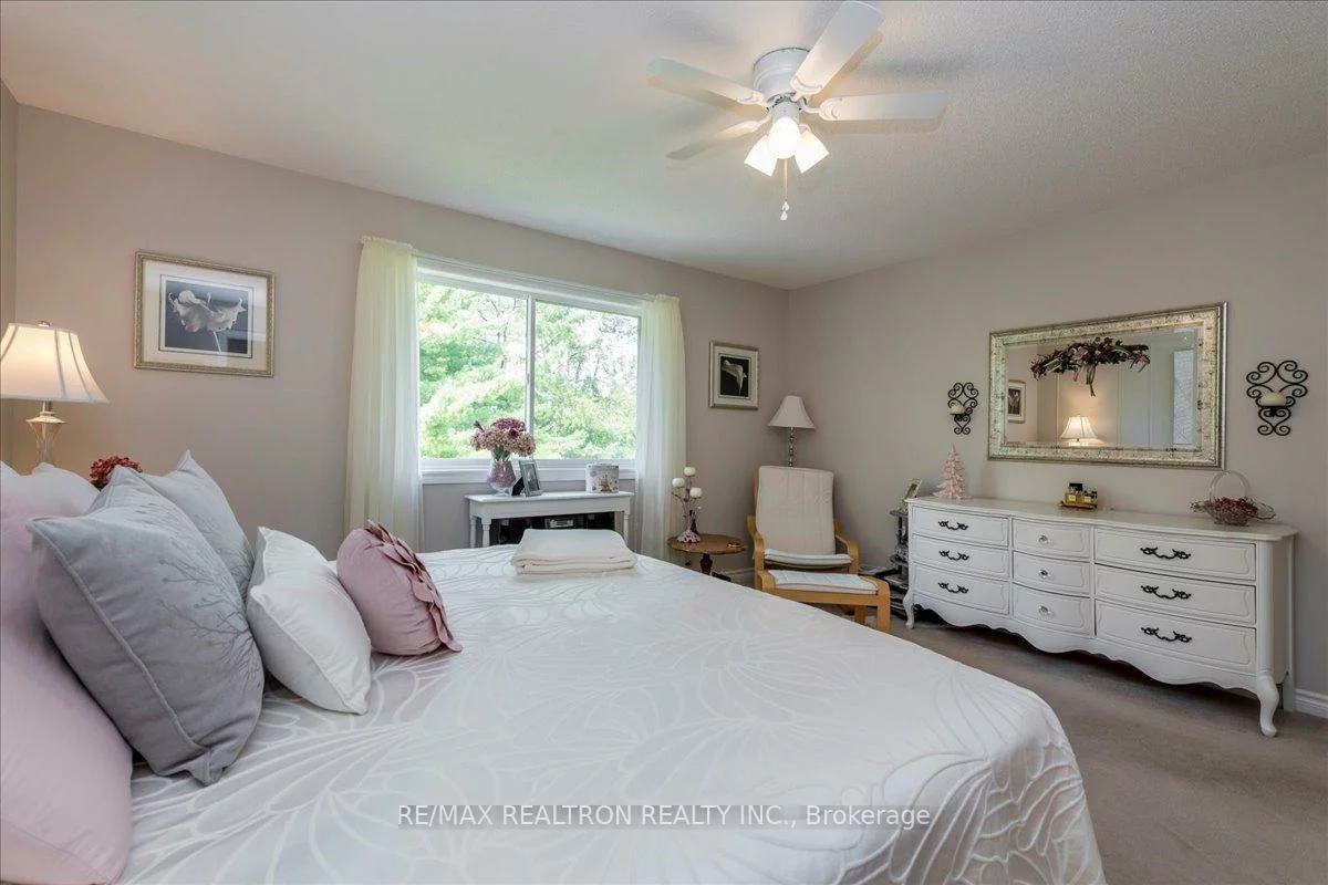 44, Columbia, Holly, Barrie