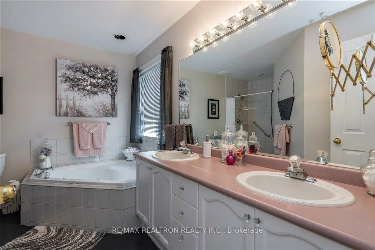 44, Columbia, Holly, Barrie