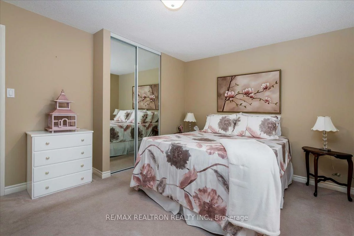 44, Columbia, Holly, Barrie