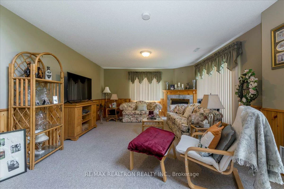 44, Columbia, Holly, Barrie