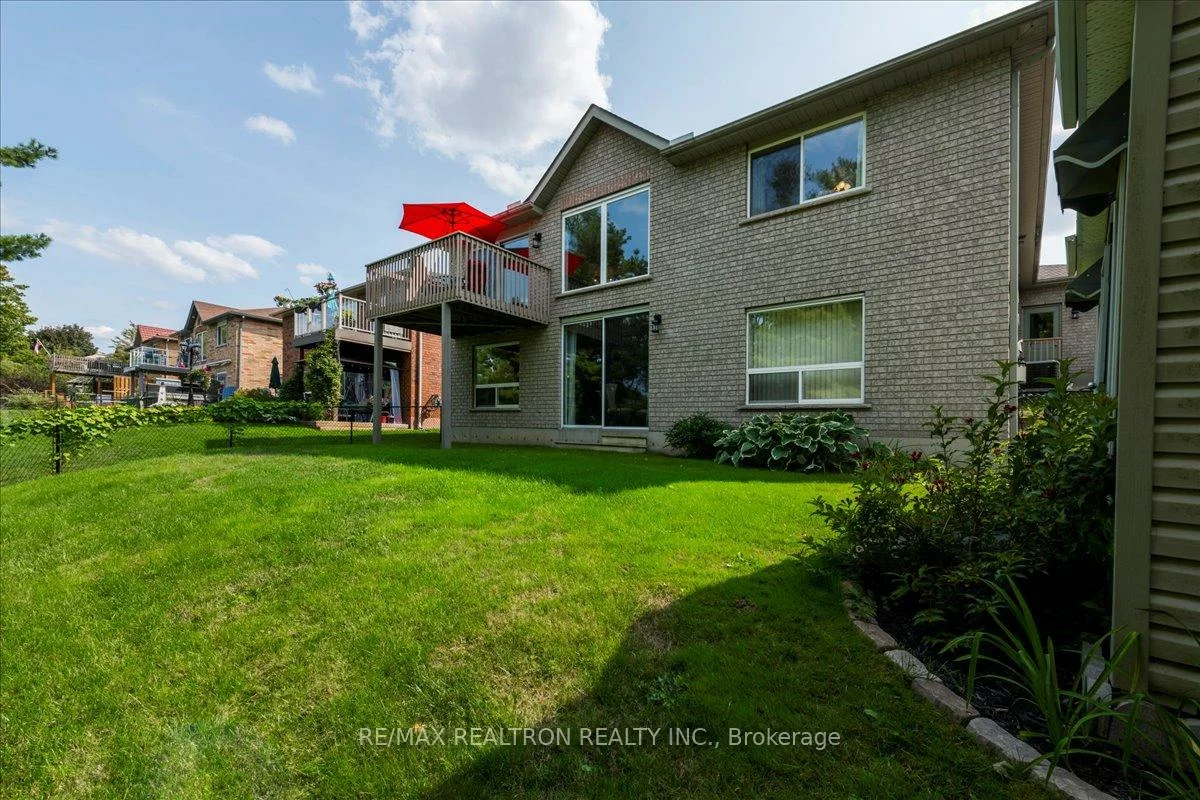 44, Columbia, Holly, Barrie