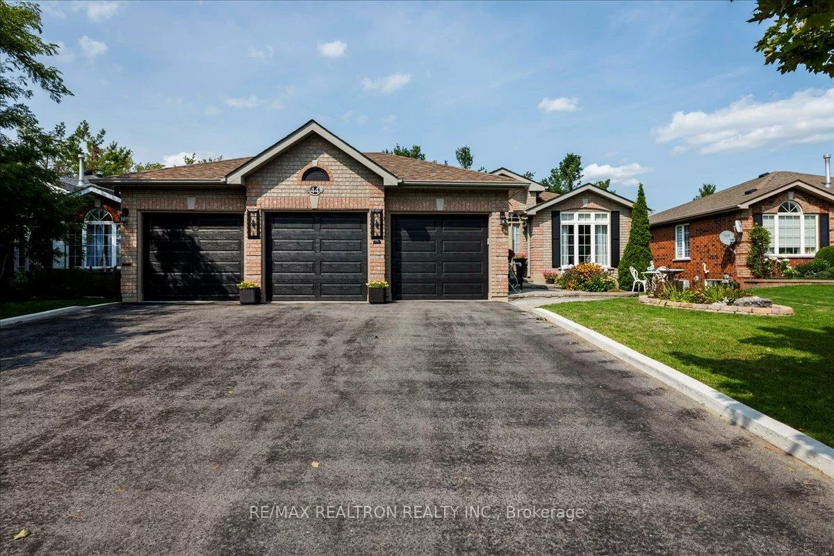 44, Columbia, Holly, Barrie