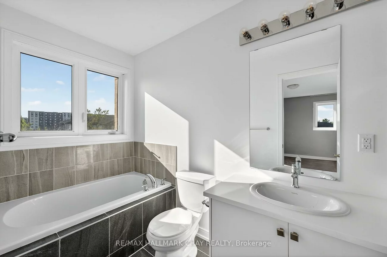 22, Blue Forest, Innis-Shore, Barrie