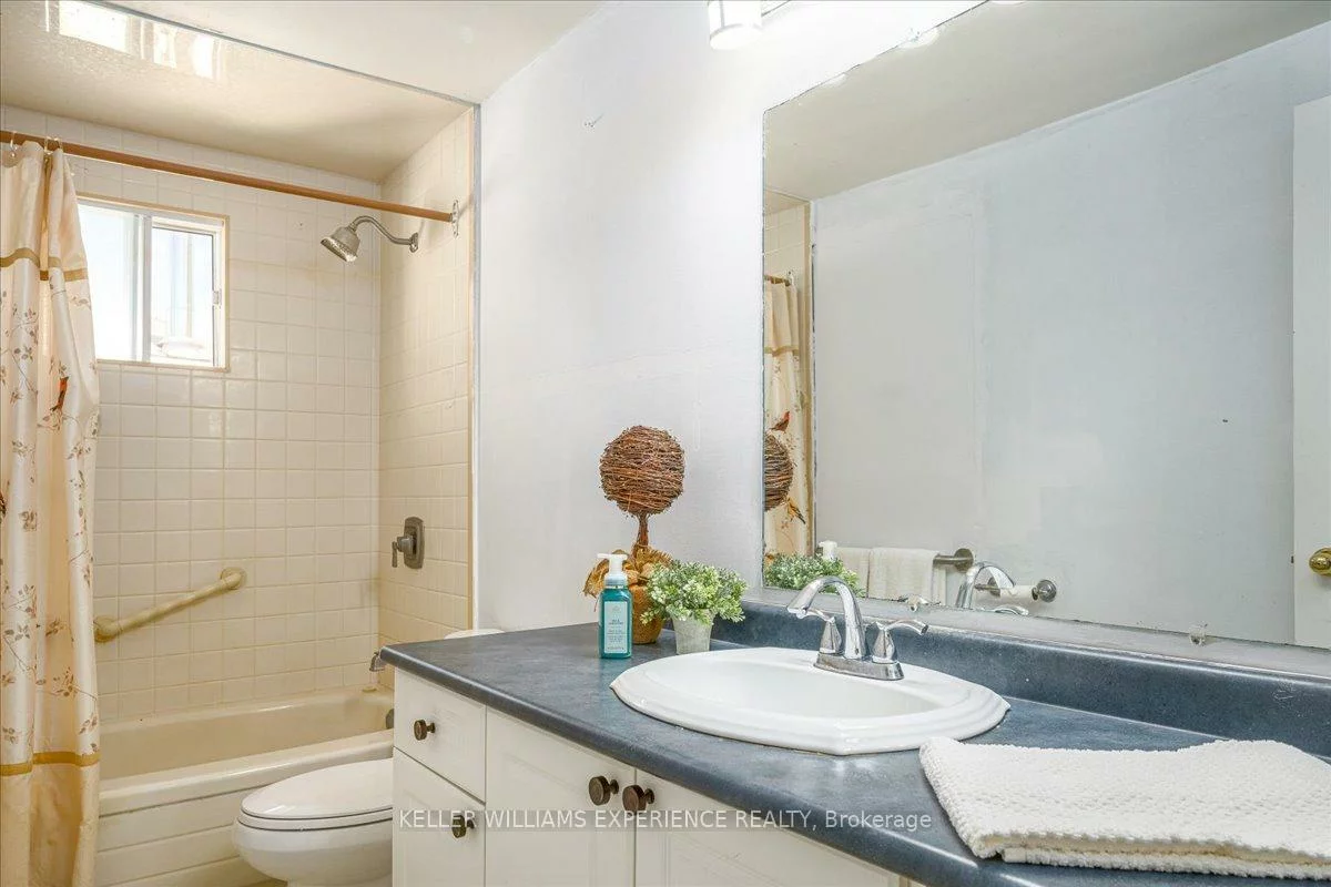 49, Laurie, Wellington, Barrie