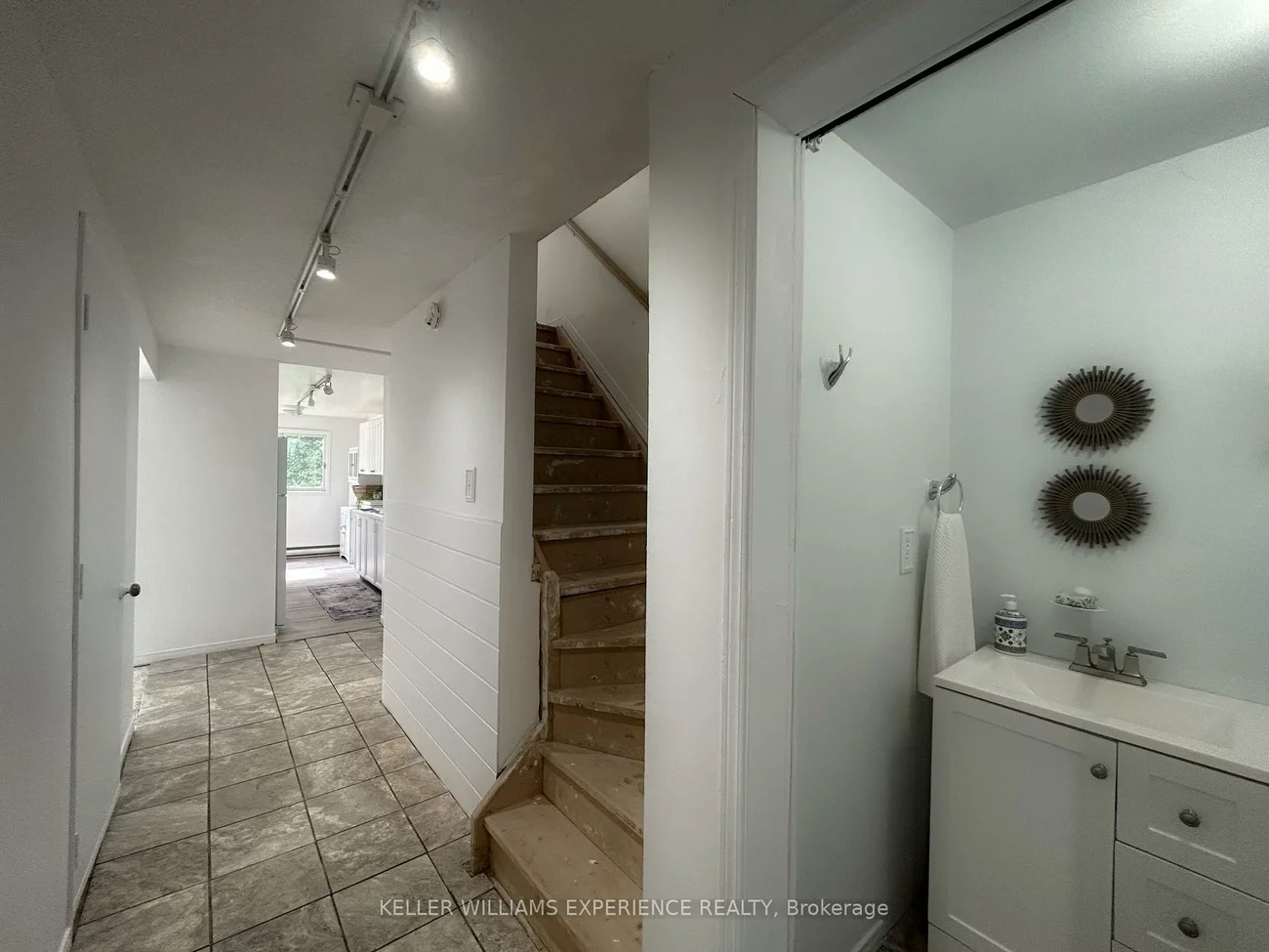 49, Laurie, Wellington, Barrie