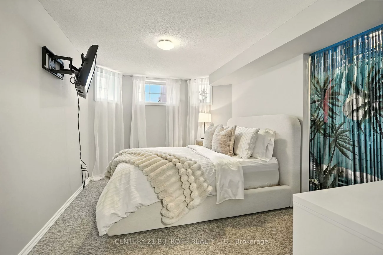 55, HOLLY MEADOW, Holly, Barrie