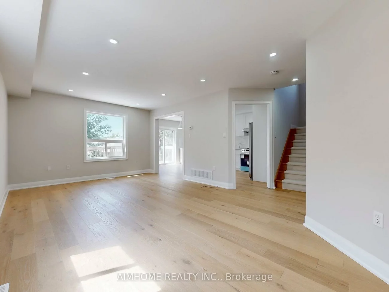 32, Bloom, Ardagh, Barrie