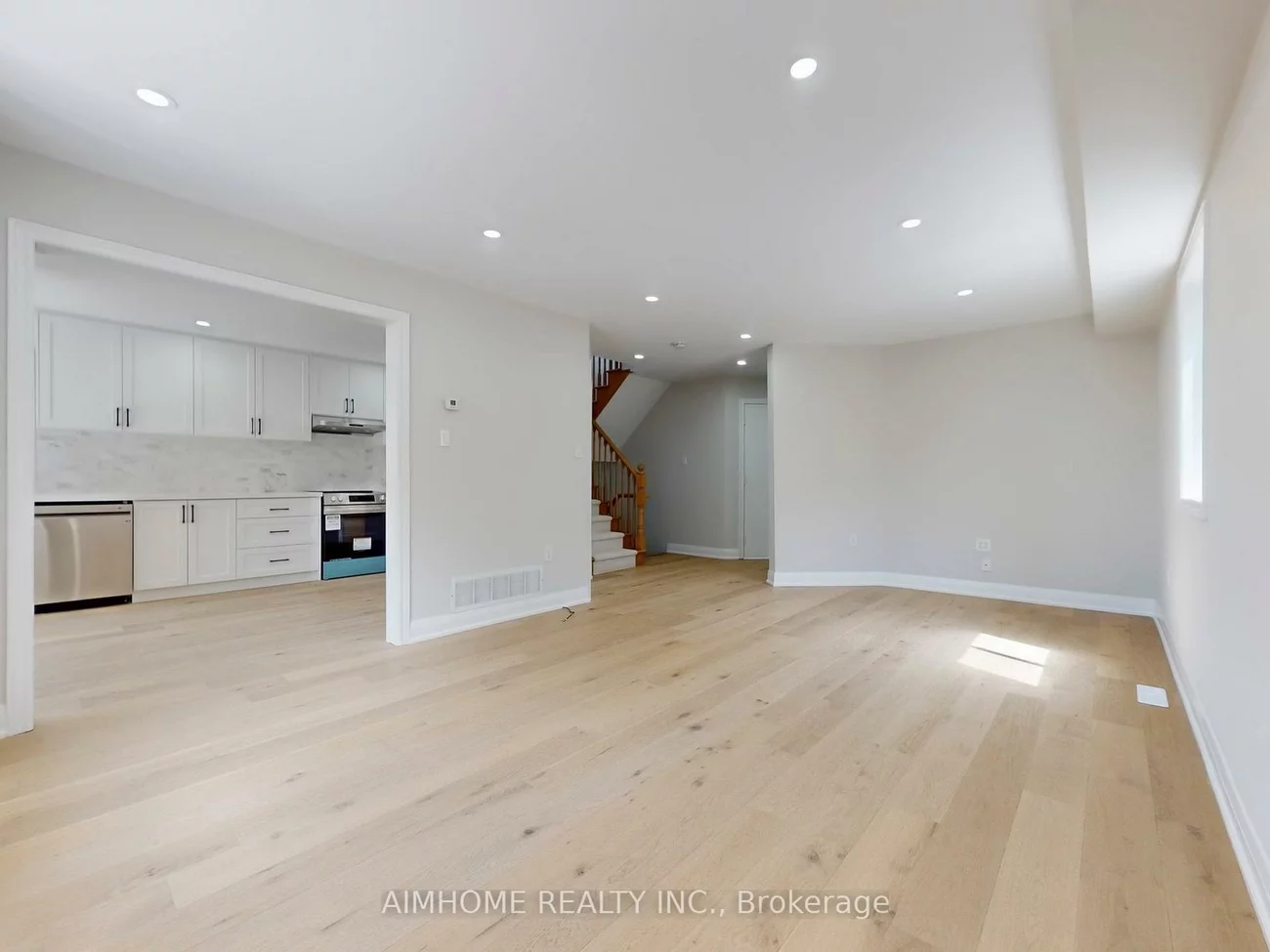 32, Bloom, Ardagh, Barrie