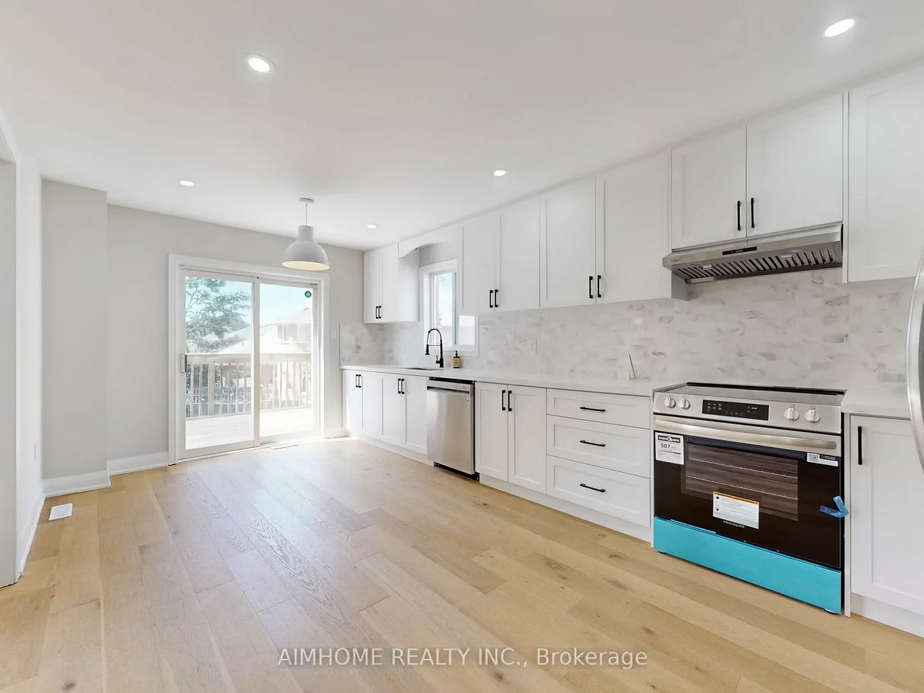 32, Bloom, Ardagh, Barrie