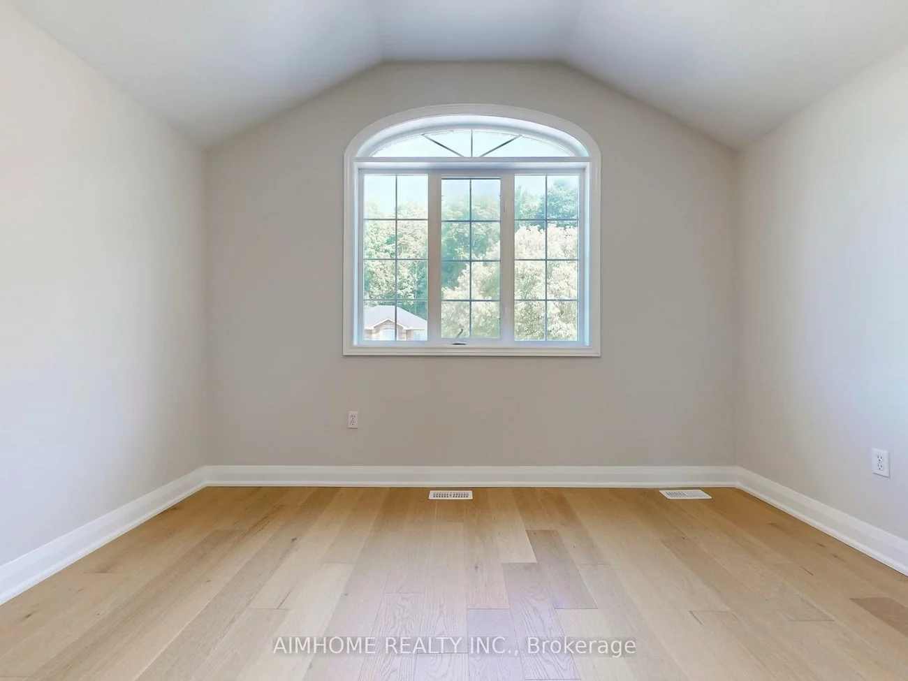 32, Bloom, Ardagh, Barrie