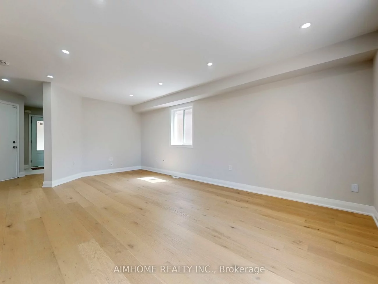 32, Bloom, Ardagh, Barrie