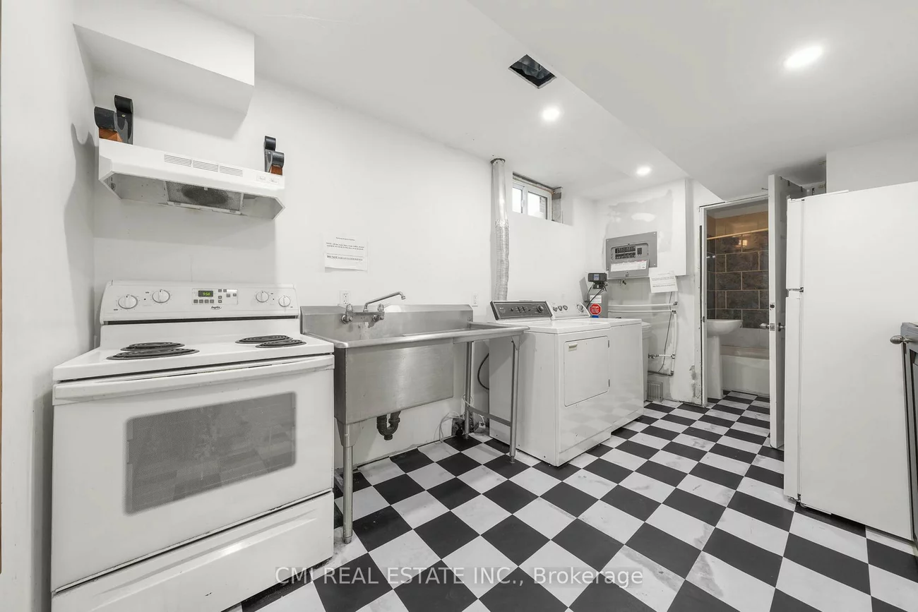 43, Perry, Queen's Park, Barrie