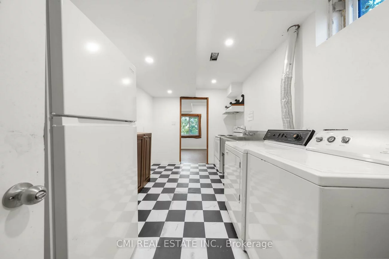 43, Perry, Queen's Park, Barrie