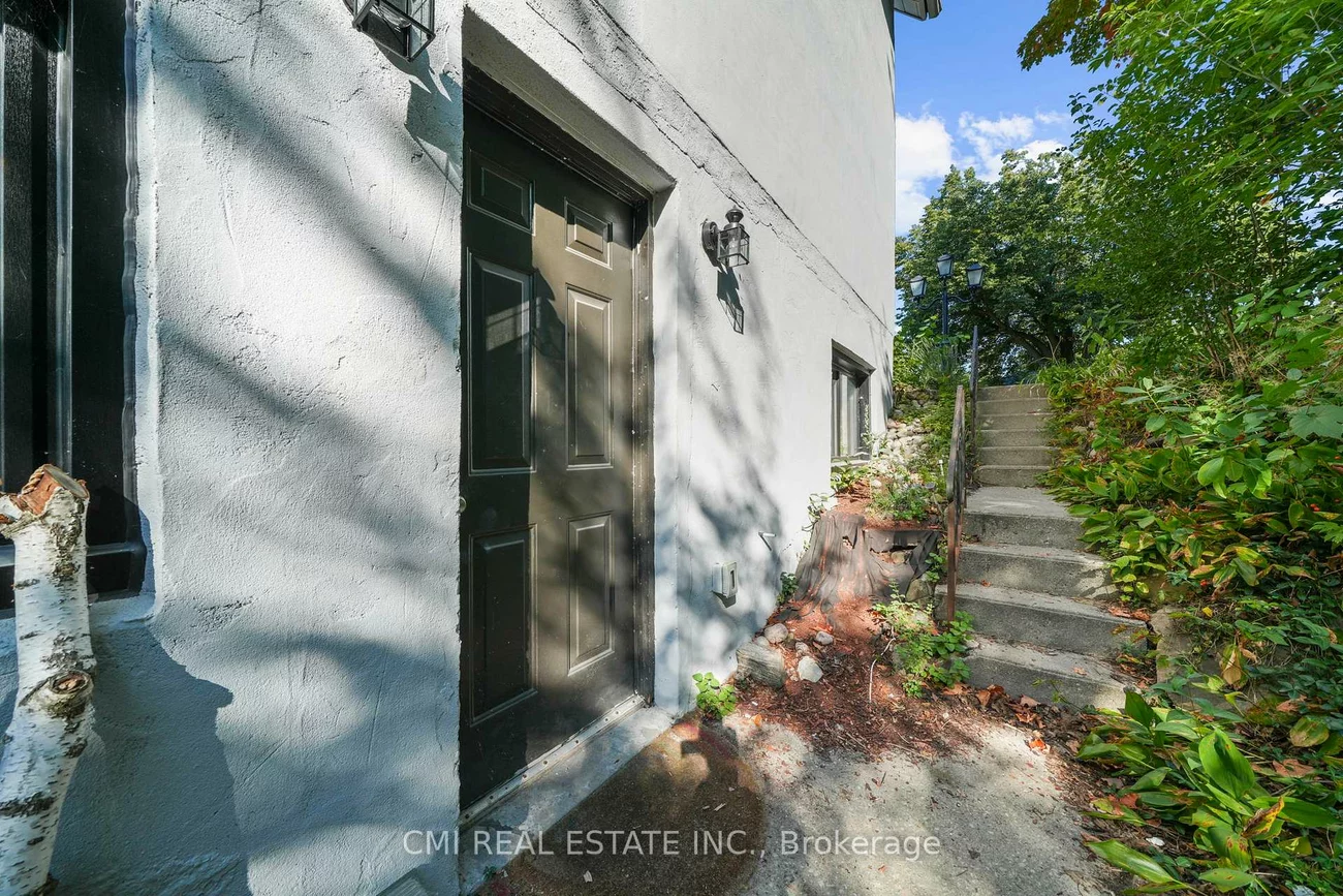 43, Perry, Queen's Park, Barrie