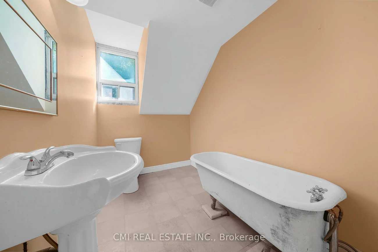 43, Perry, Queen's Park, Barrie