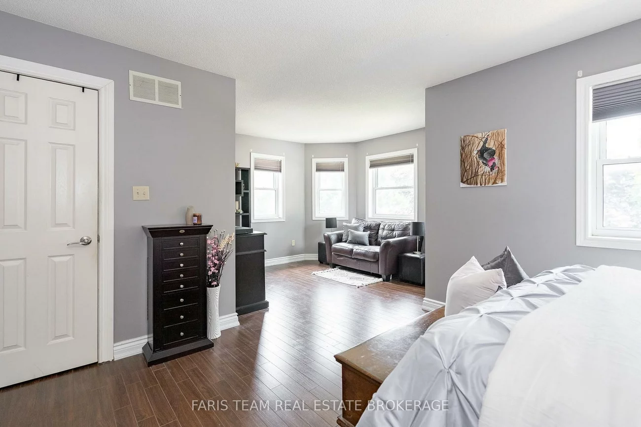 142, Livingstone, West Bayfield, Barrie