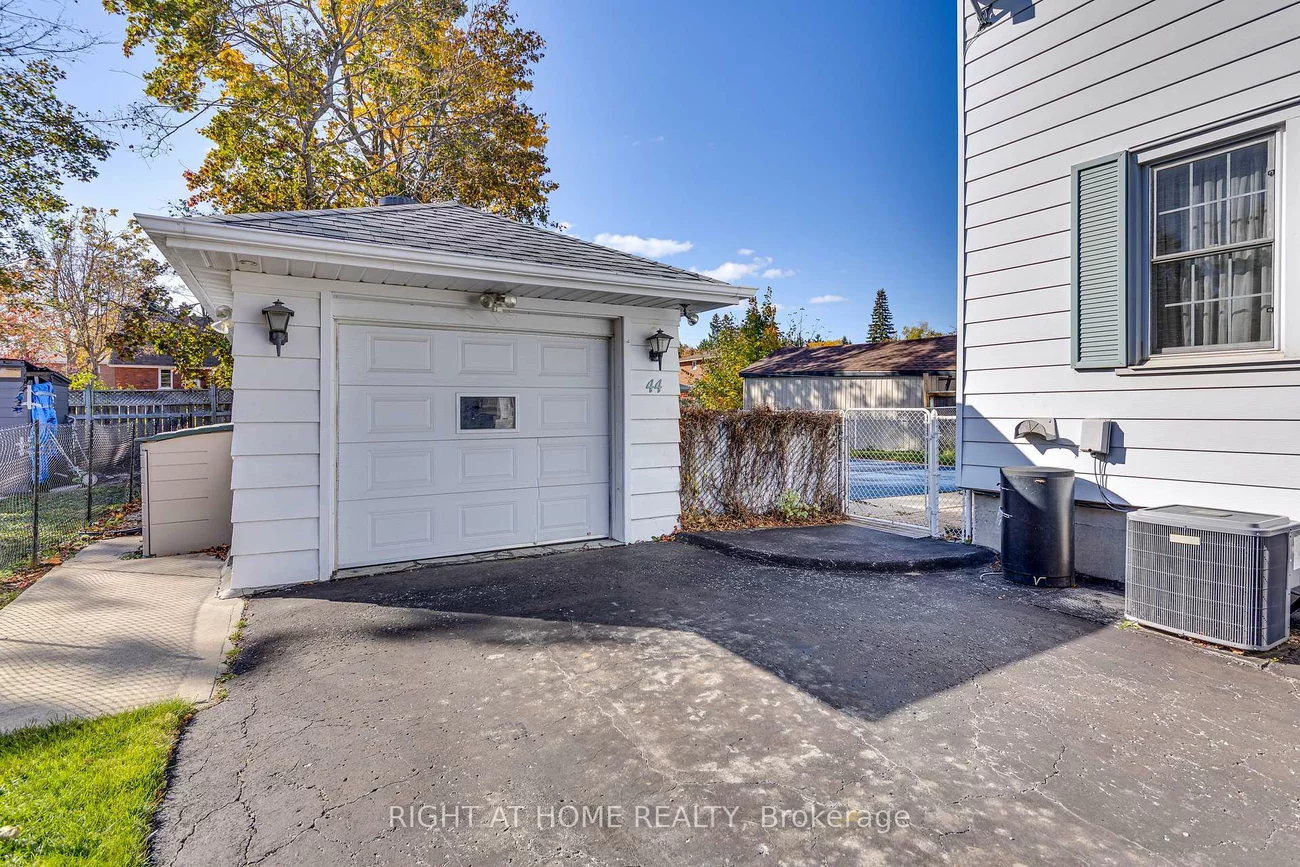 44, Newton, Wellington, Barrie