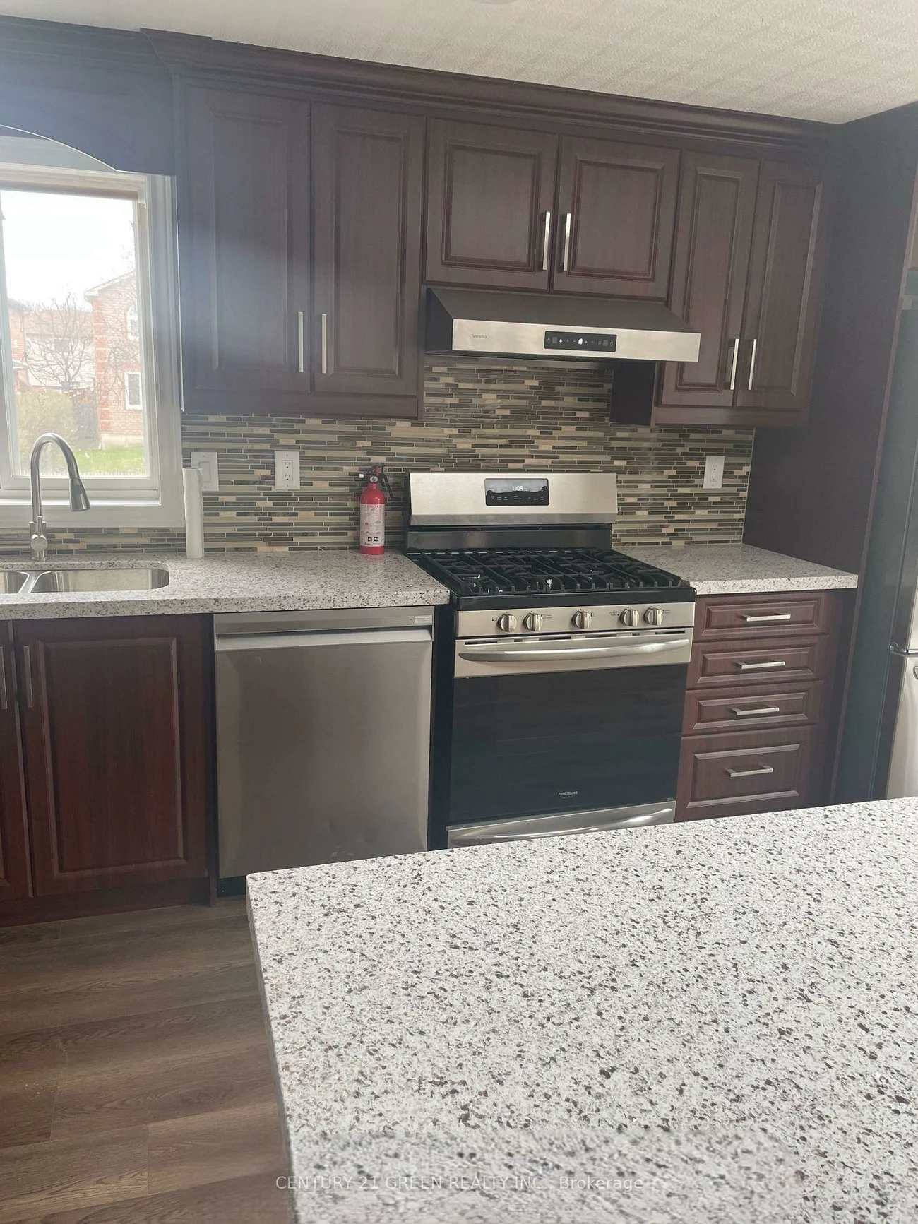 141, Columbia, Holly, Barrie