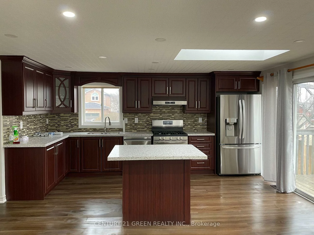 141, Columbia, Holly, Barrie