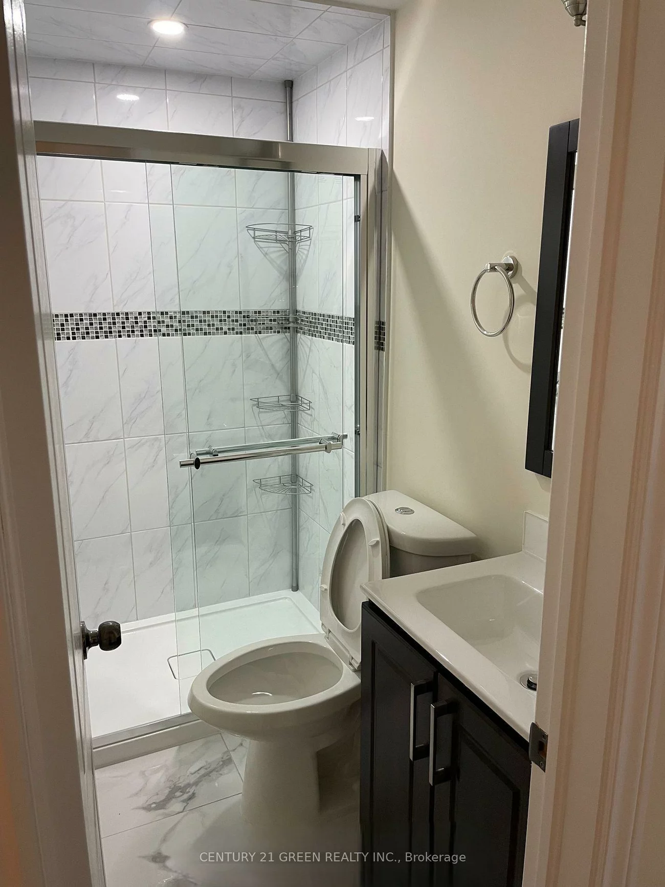 141, Columbia, Holly, Barrie