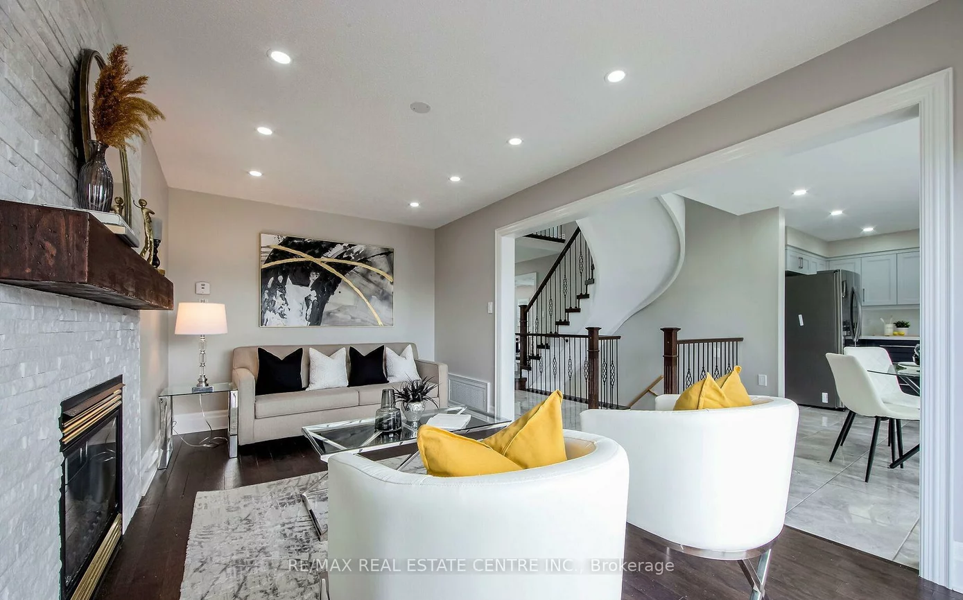 11, Priscilla's, Painswick South, Barrie