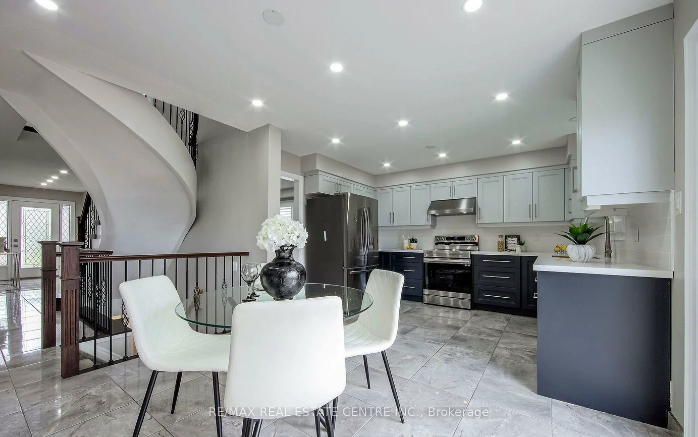 11, Priscilla's, Painswick South, Barrie