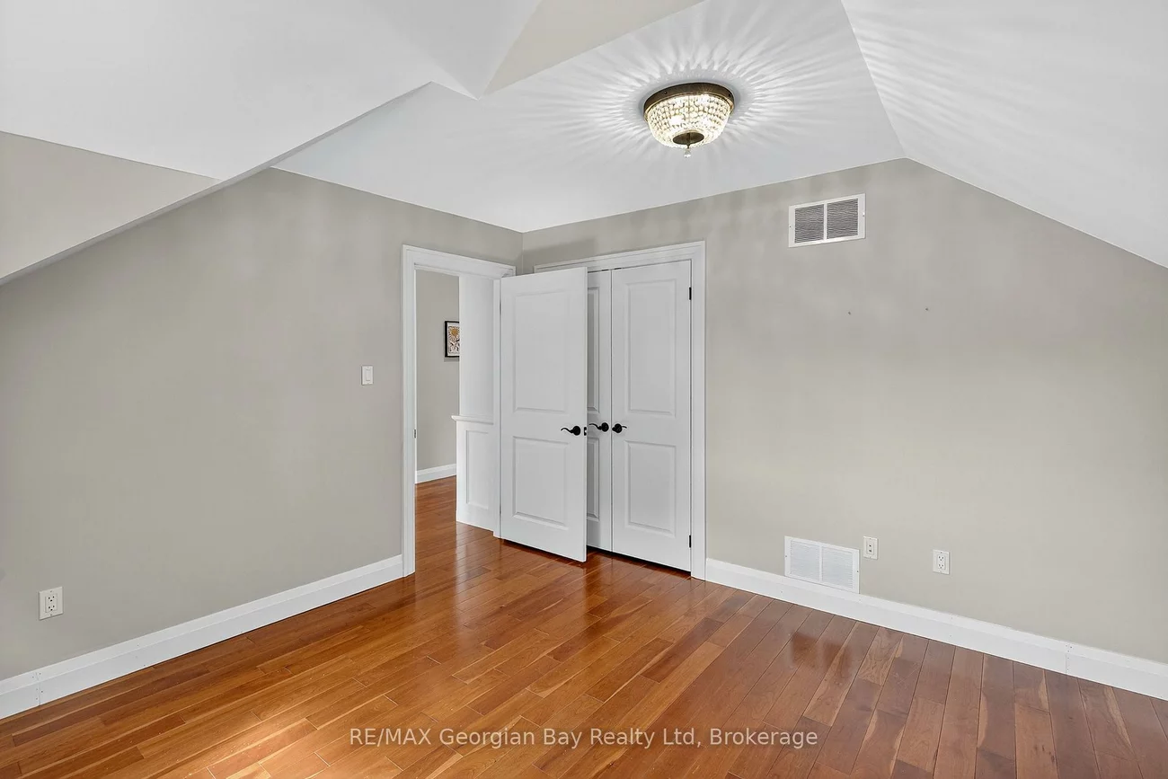 105, Duckworth, Codrington, Barrie