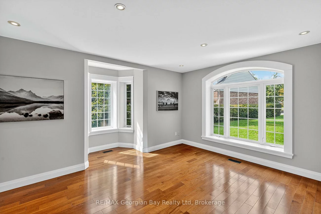 105, Duckworth, Codrington, Barrie