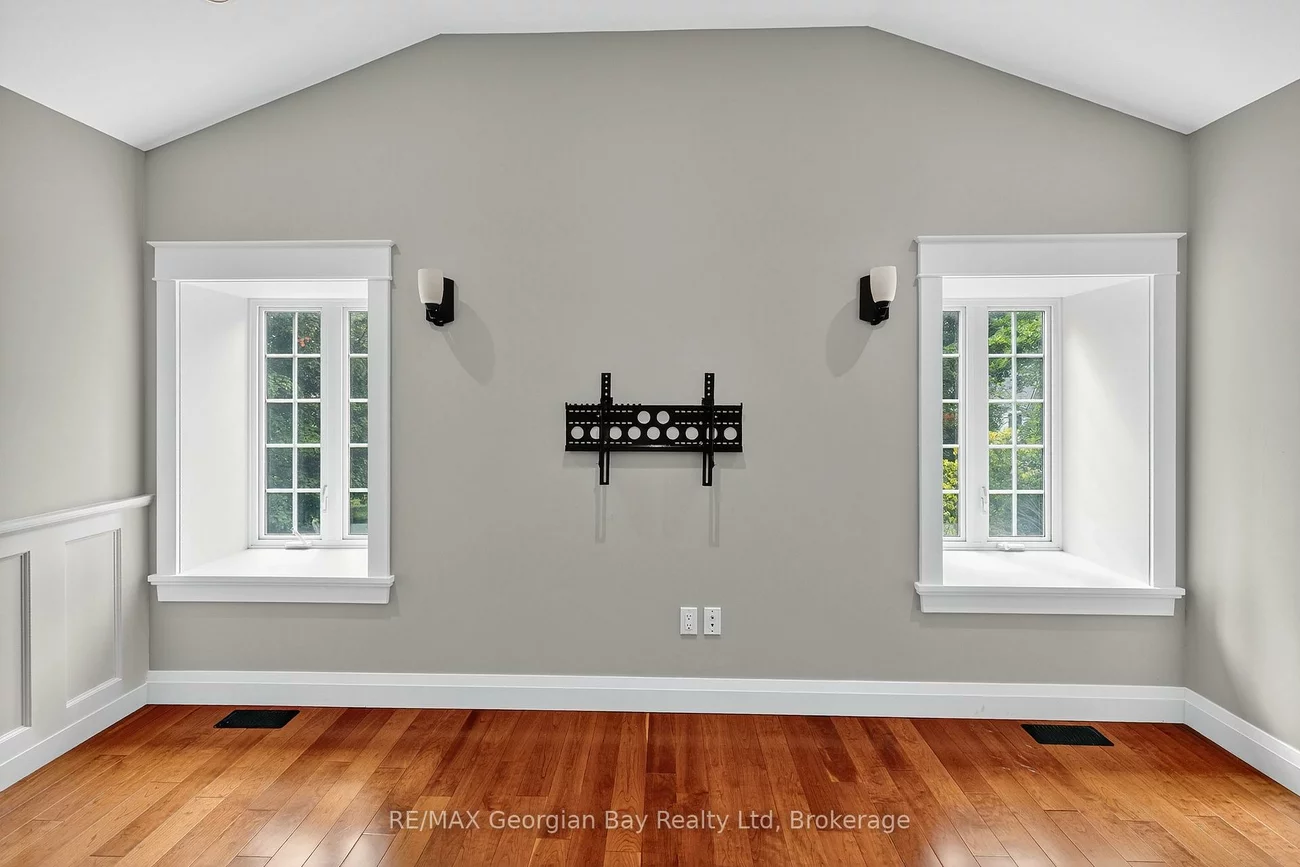 105, Duckworth, Codrington, Barrie