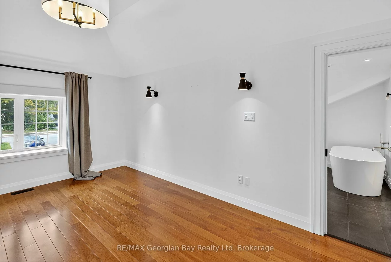 105, Duckworth, Codrington, Barrie