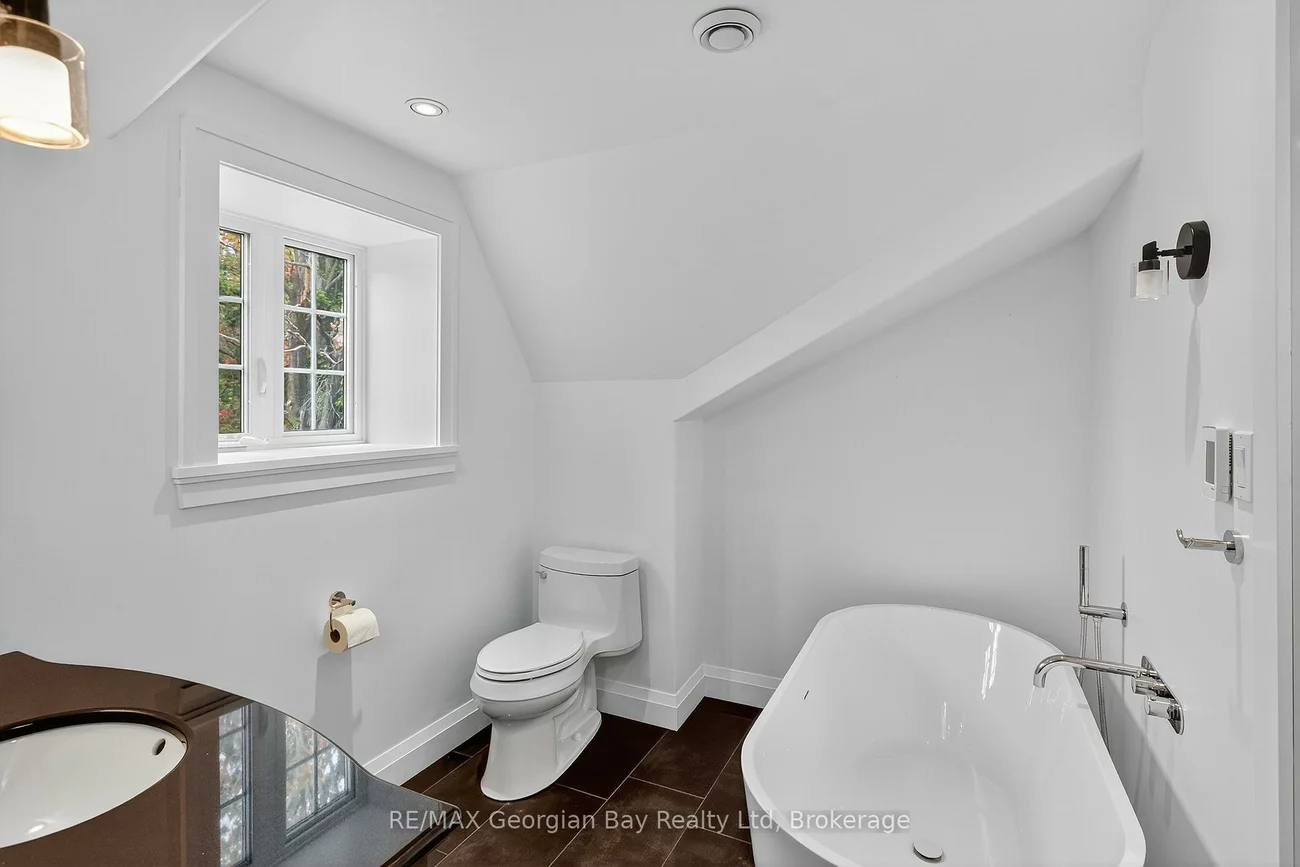 105, Duckworth, Codrington, Barrie