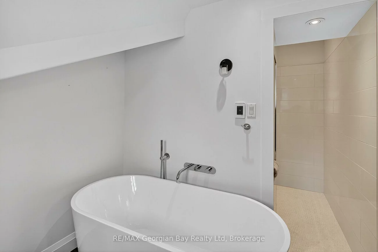 105, Duckworth, Codrington, Barrie