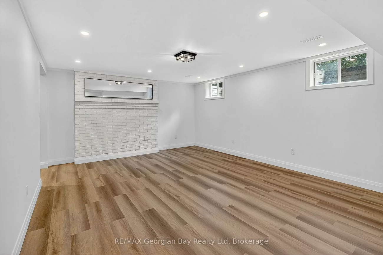 105, Duckworth, Codrington, Barrie