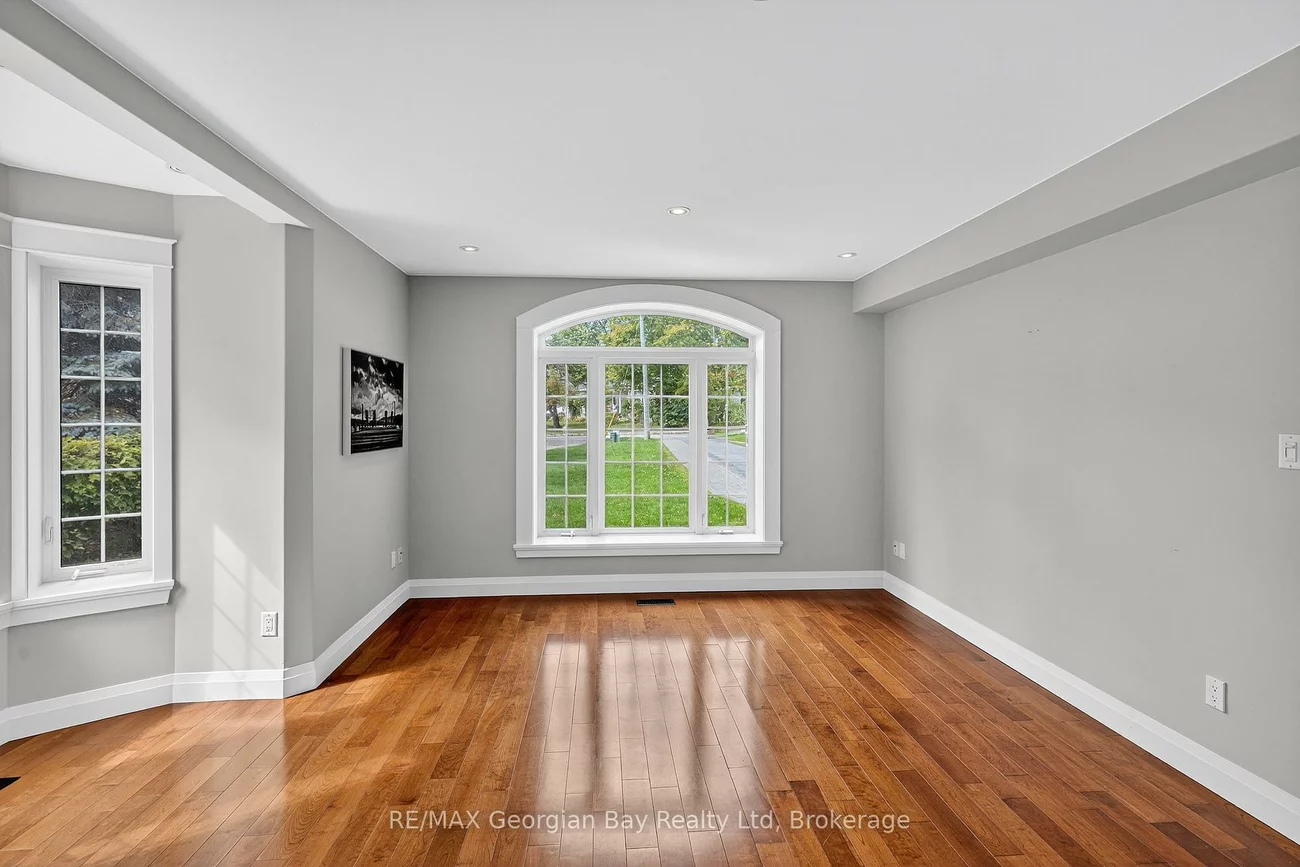 105, Duckworth, Codrington, Barrie