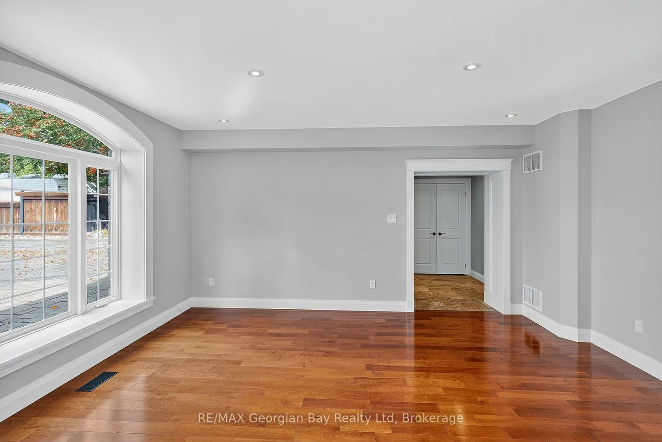 105, Duckworth, Codrington, Barrie