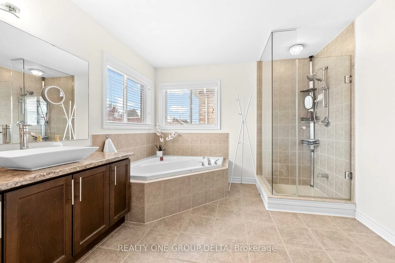 8, Charlemagne, Innis-Shore, Barrie