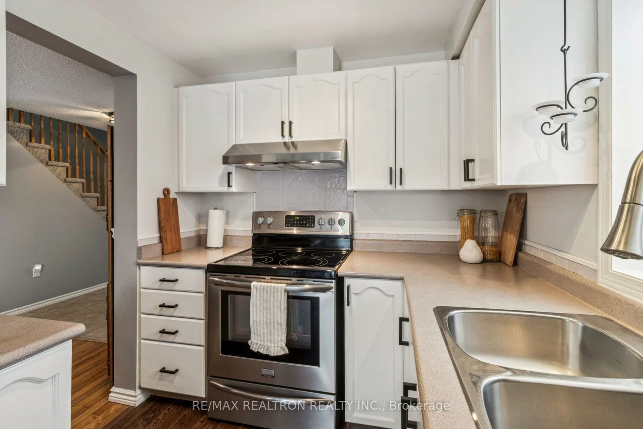 131, Columbia, Holly, Barrie