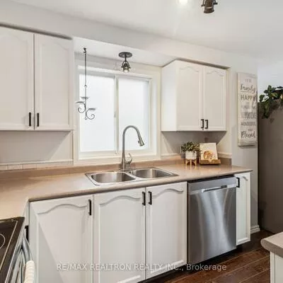 131, Columbia, Holly, Barrie