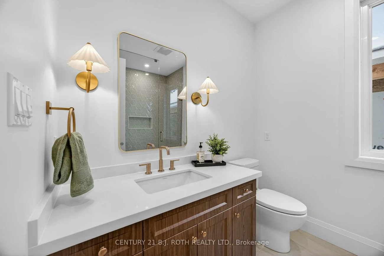 75, Vancouver, Codrington, Barrie