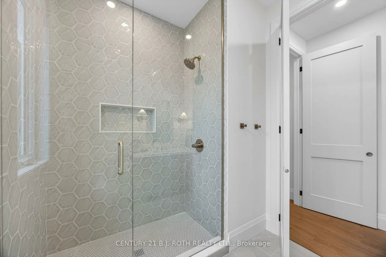 75, Vancouver, Codrington, Barrie