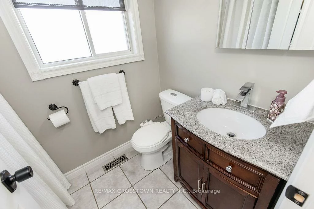 1, Bloxham, Innis-Shore, Barrie